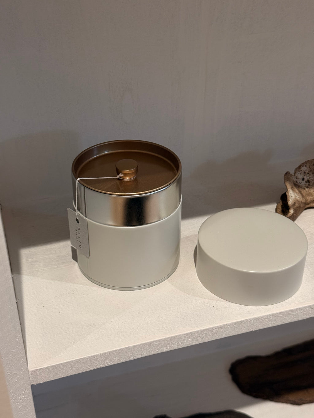 Lolo Saliu | Tea Tin