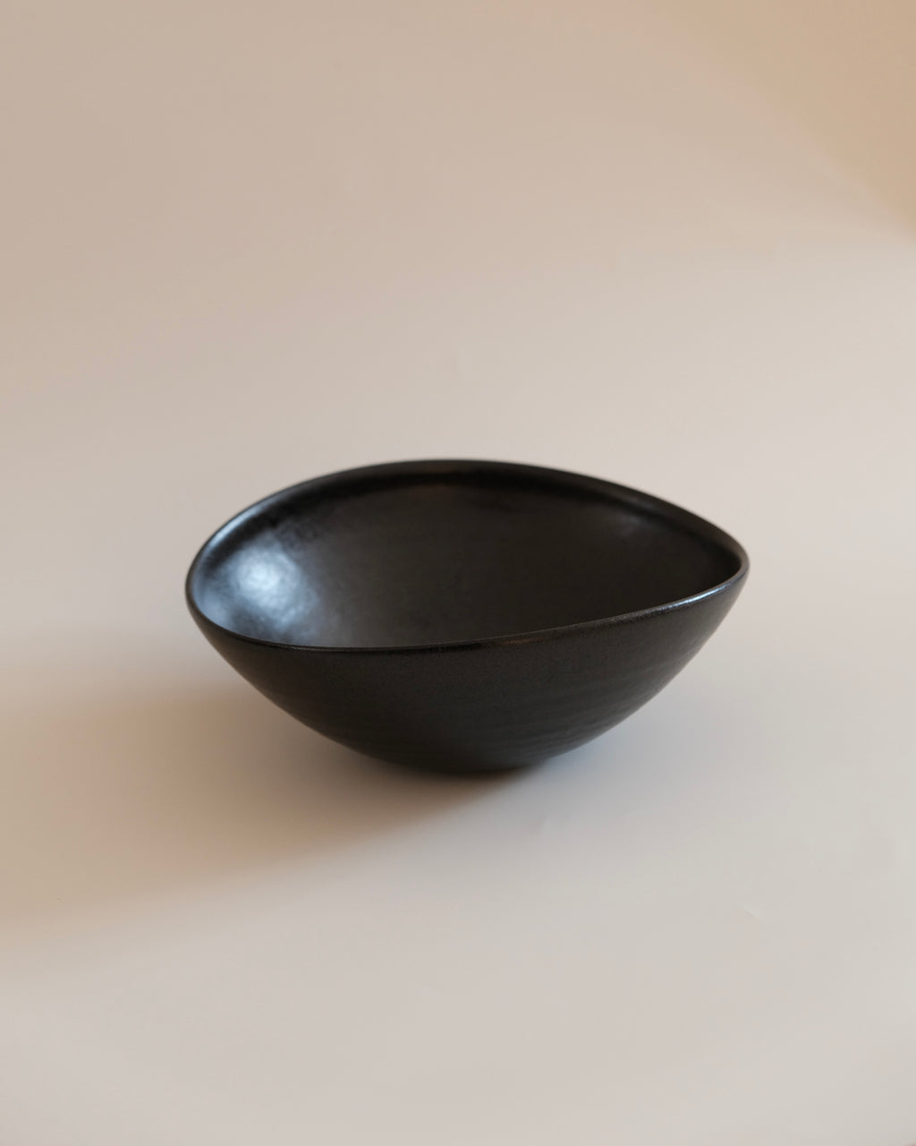 Fuminari Araga | Black Glazed Basin-Shaped Bowl