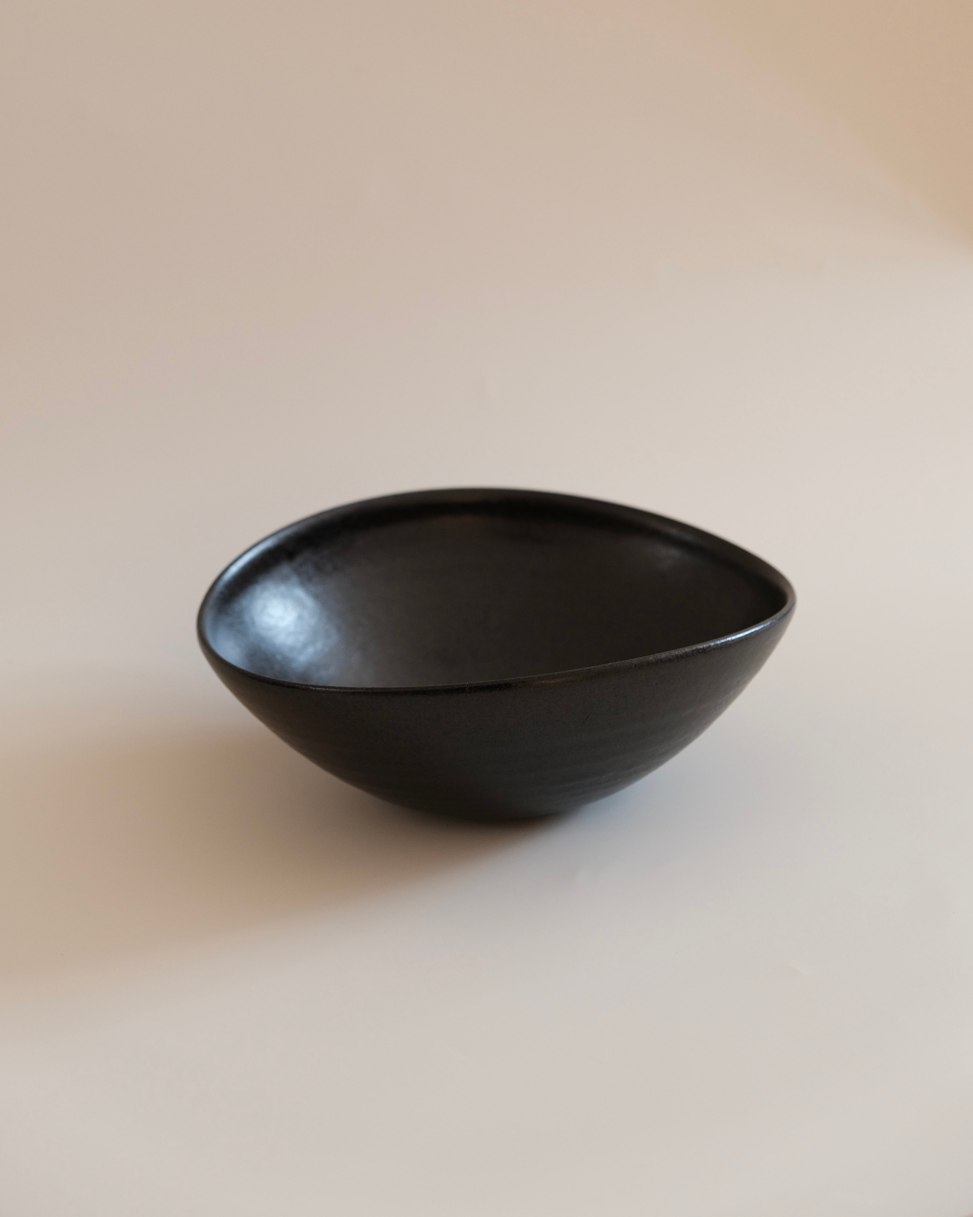 Fuminari Araga | Black Glazed Basin-Shaped Bowl