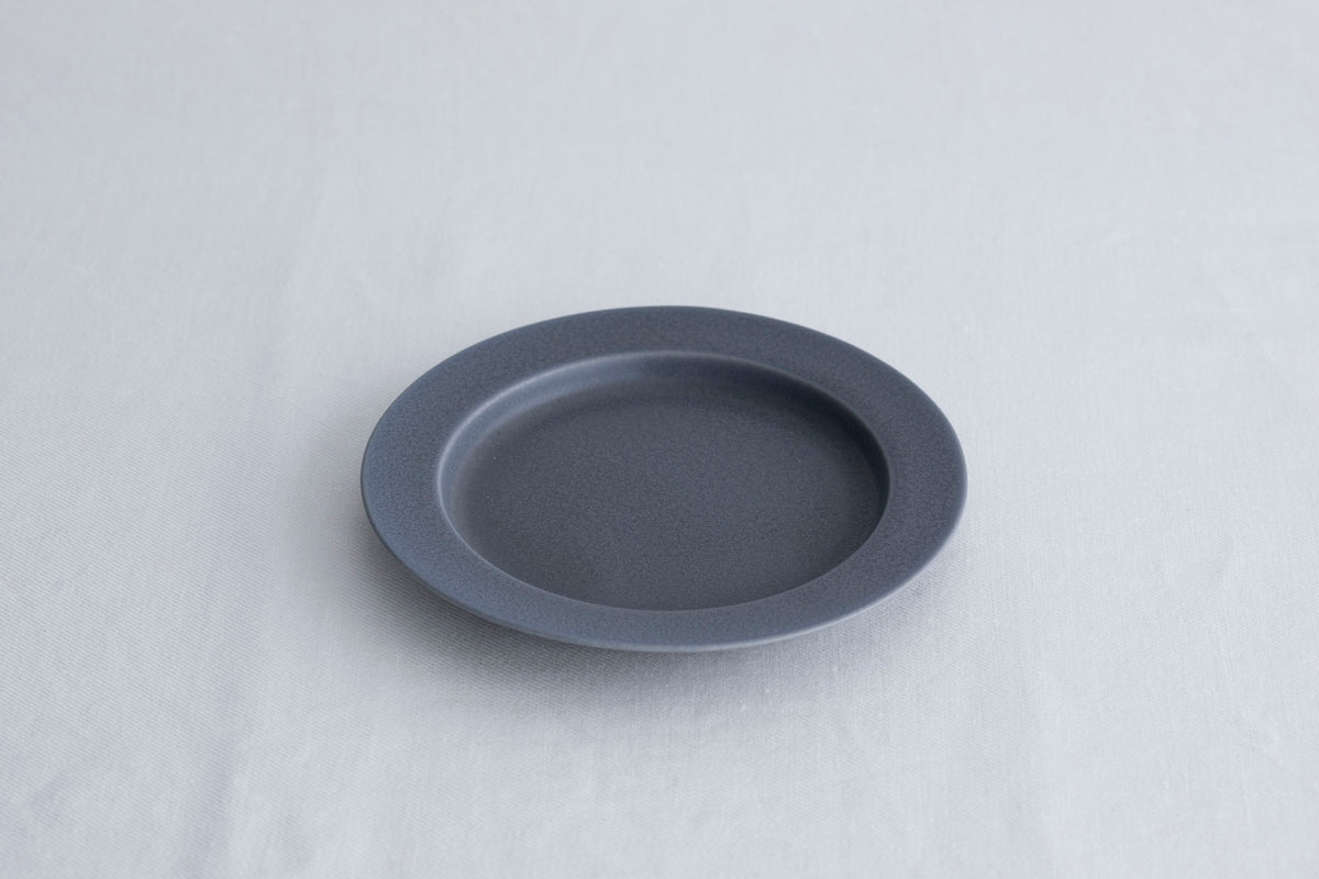 yumiko iihoshi | unjour plate in dark gray