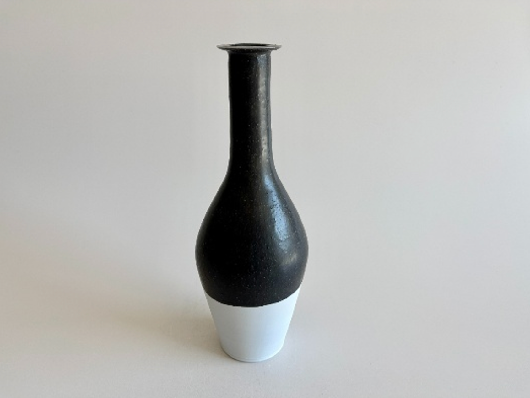 Naotsugu Yoshida | White Porcelain Iron Glaze Vase #2