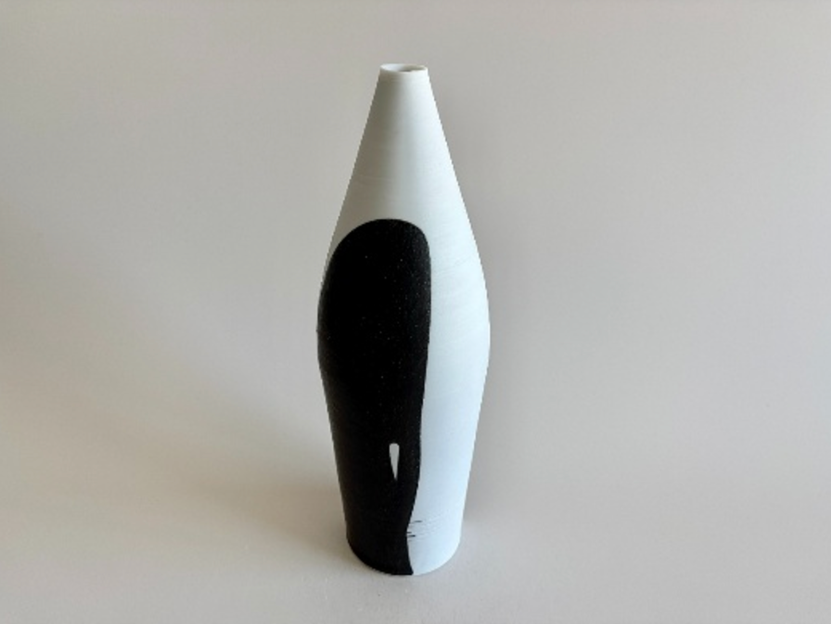 Naotsugu Yoshida | White Porcelain Iron Glaze Vase #1