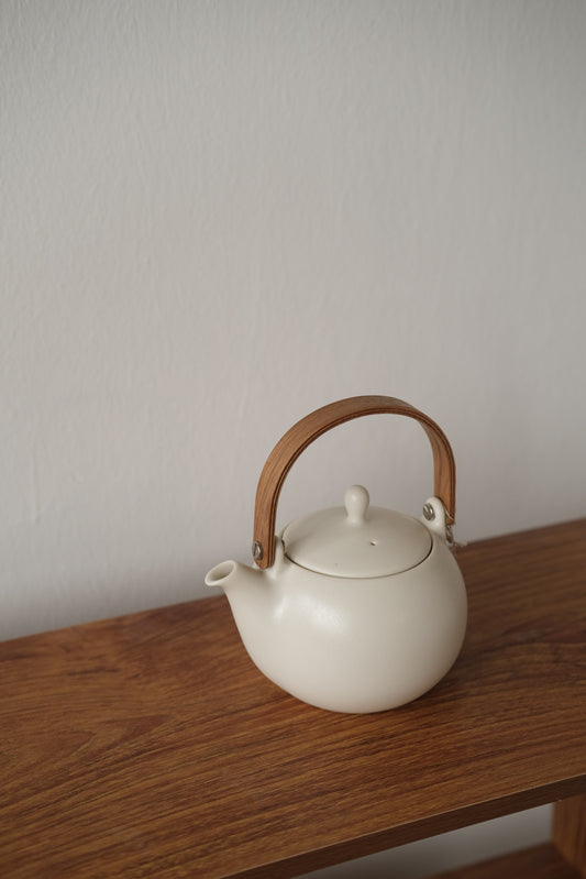 Lolo Saliu | YUI Wooden Handle Teapot