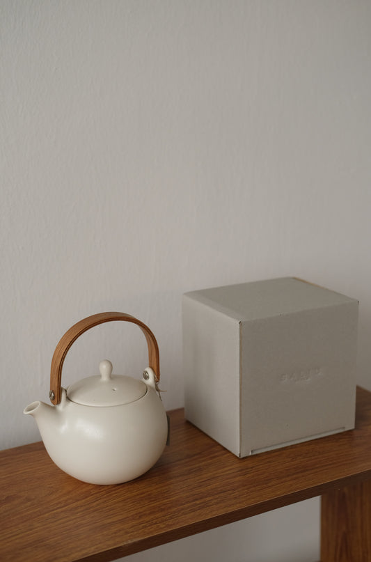 Lolo Saliu | YUI Wooden Handle Teapot